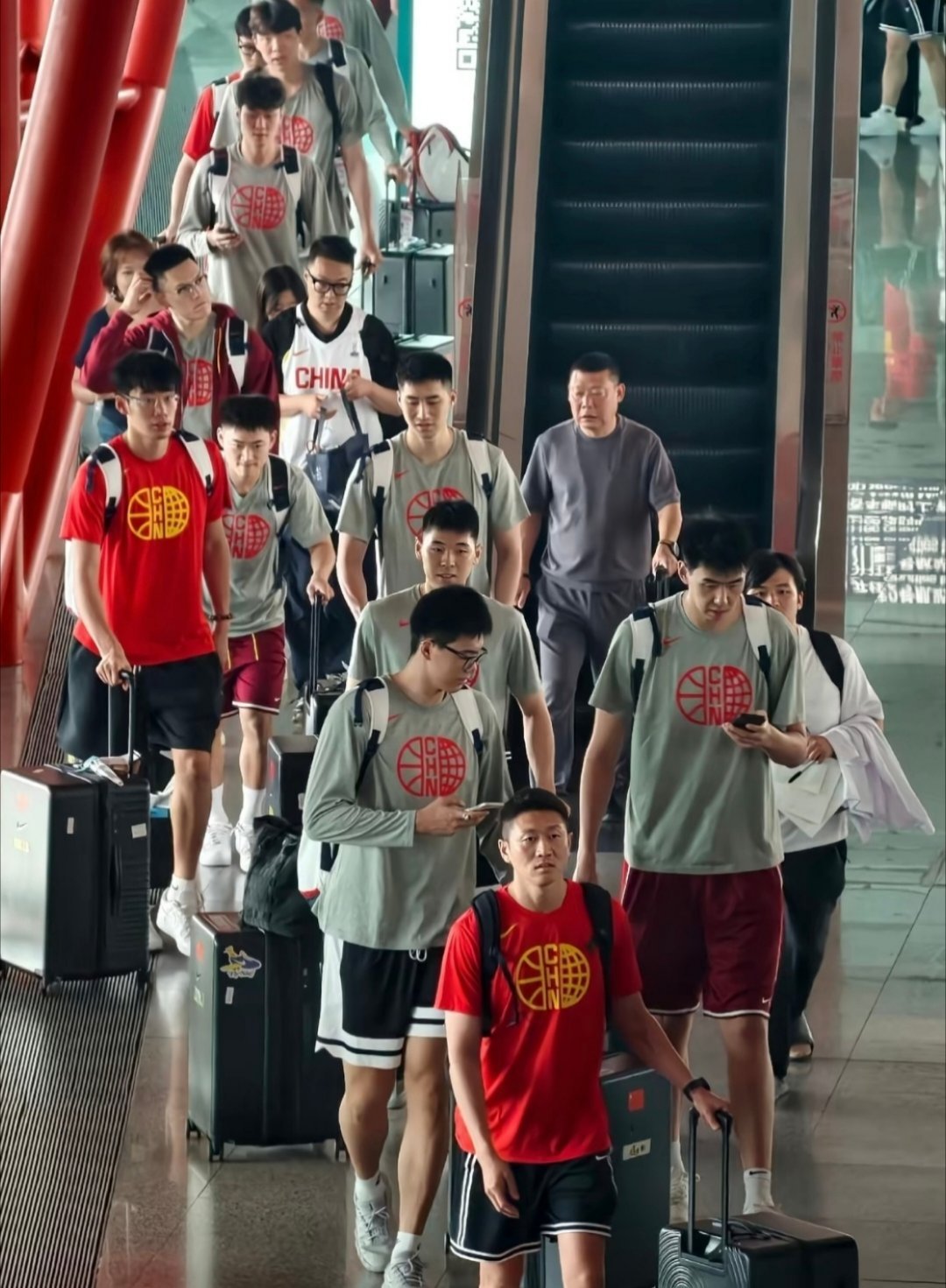 现在说是有一个身体素质和易建联有一比的篮球年轻人，他叫什么了？nba休赛期中国男