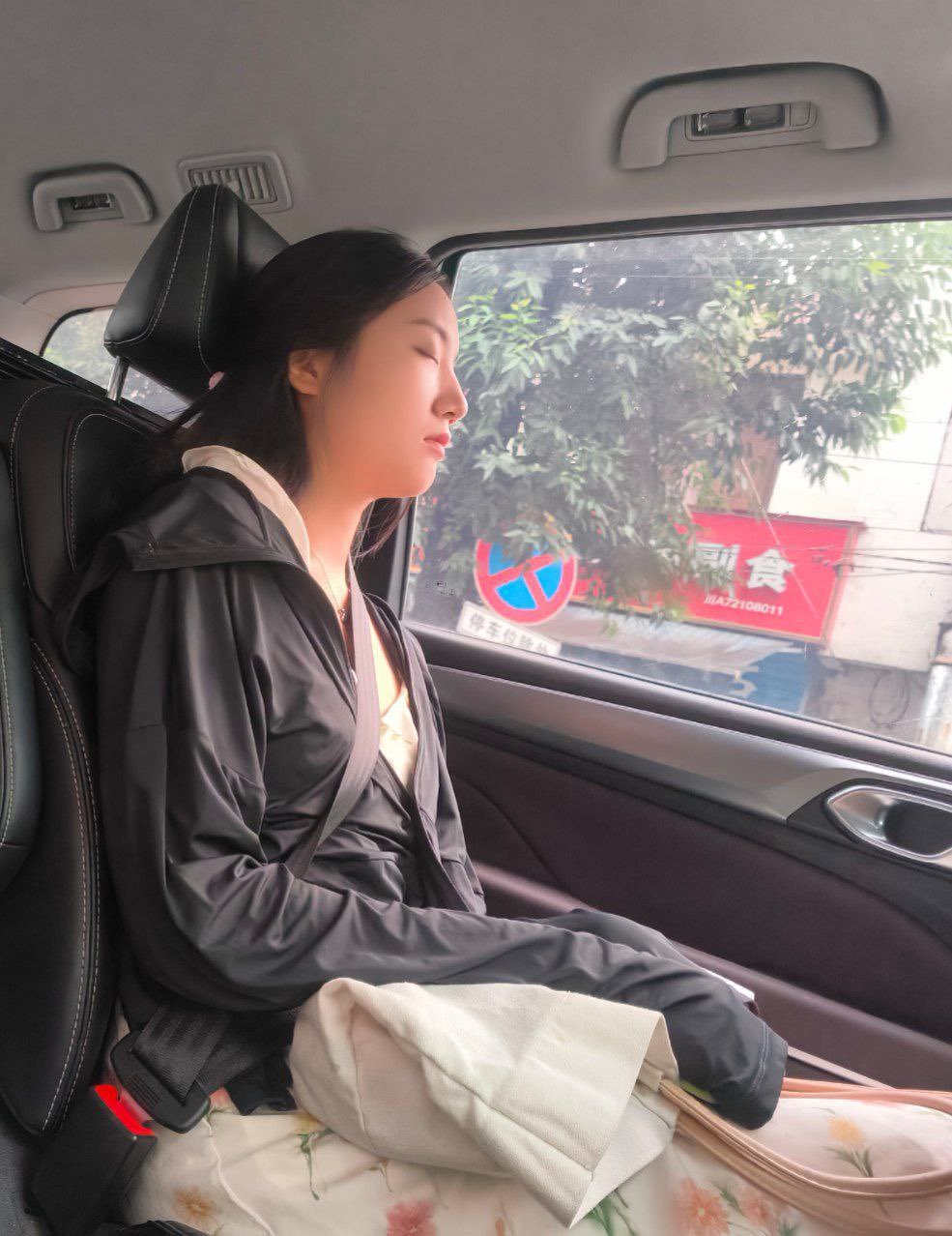 拼车偶遇文静美女 