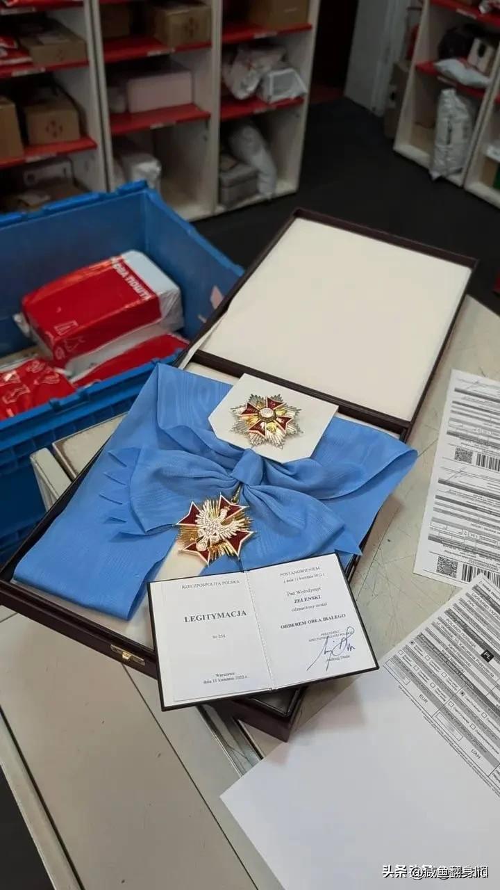 泽连斯基明显看不上波兰，奖章你给我就拿，你要回去那我就给你。泽连斯基的做法就是你