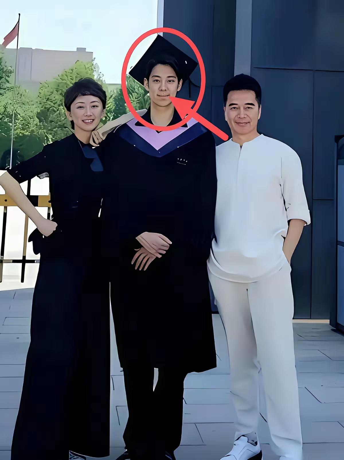 我曾指着一张照片问我爷，为什么张澍每次与许何拍照时，胳膊肘都是压在许何的肩膀上？