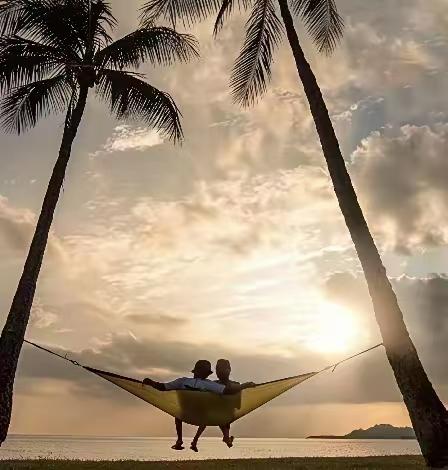 天净沙·偕老之约
相约携手天涯，
相扶同伴流霞。
后半生儿共驾。
来生还借，
此