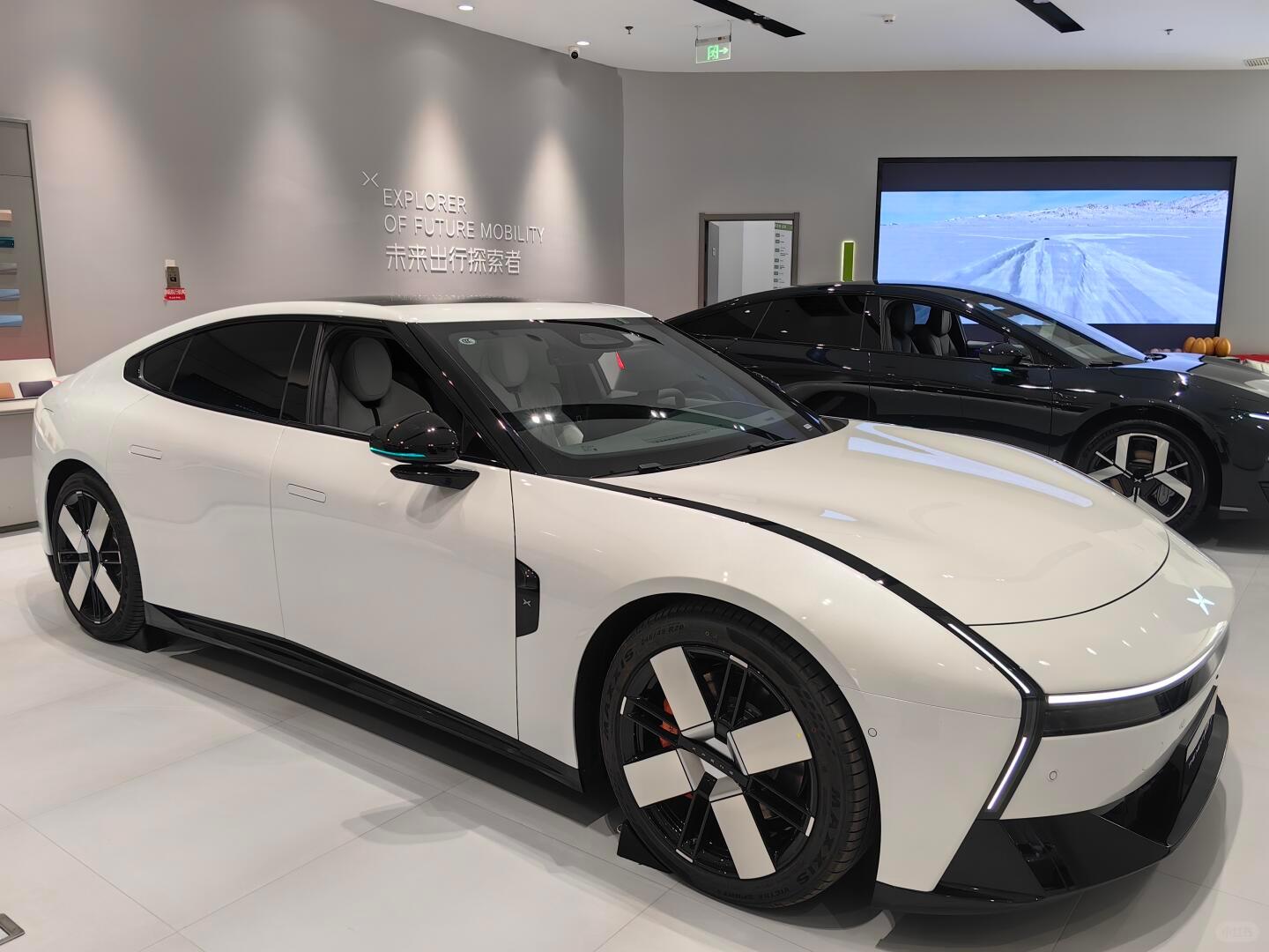 小鹏P7白色款太亮眼了，选P7的是不是都会去改色啊，路上还没见过这纯白的。小鹏p