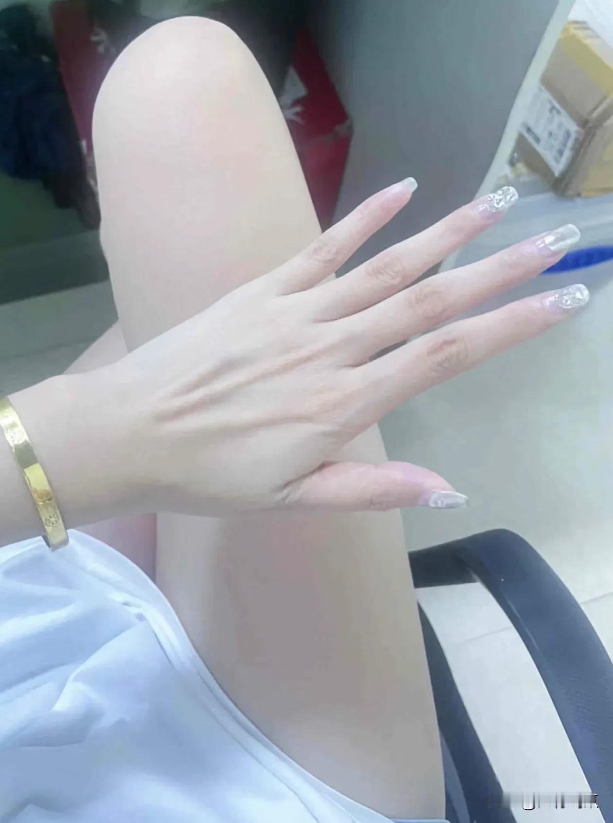 瘦瘦的手