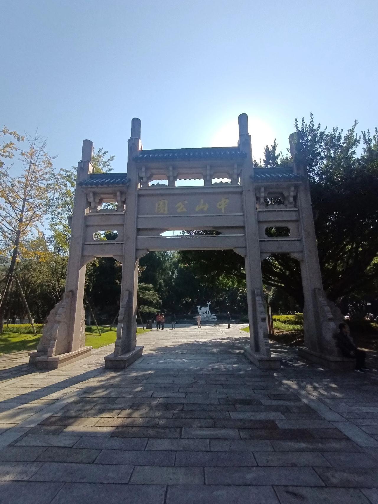 温州生态环境保存完美。比如楼之间有很多大池塘；比如中山公园(图1)，景色很美，很