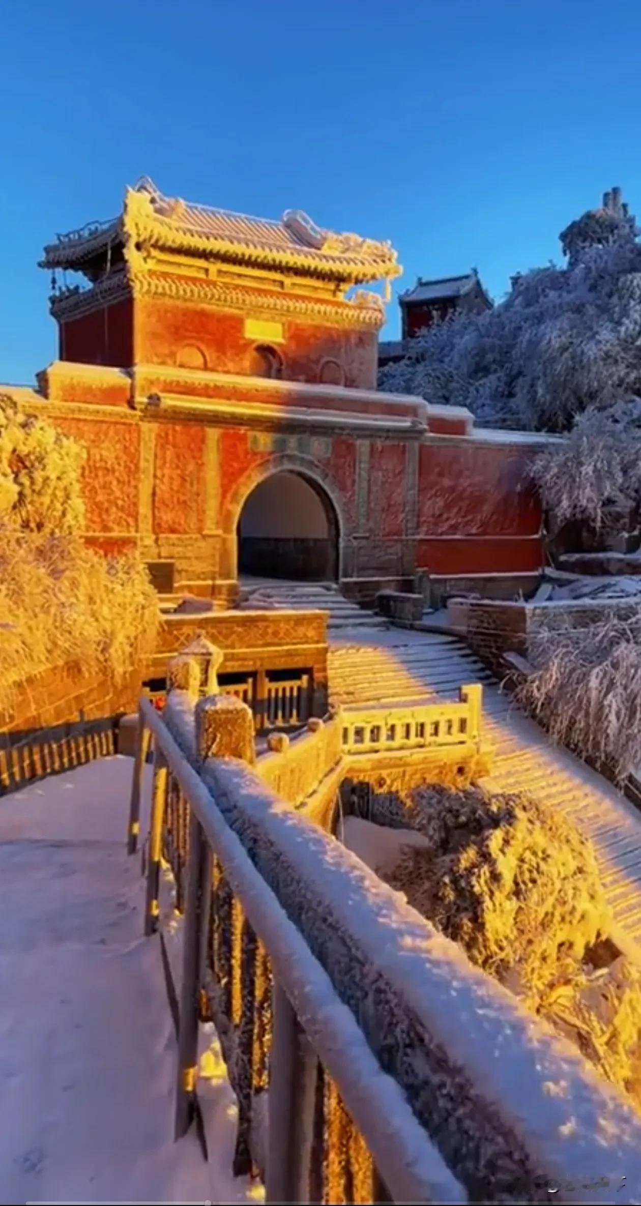 雪中的泰山南天门