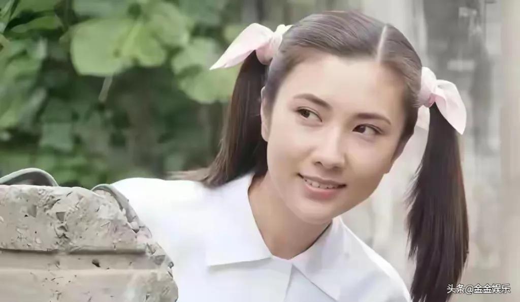 2012年，边潇潇因与印小天片场争执，借助理“知心钰”之口散布“印小天打人”谣言