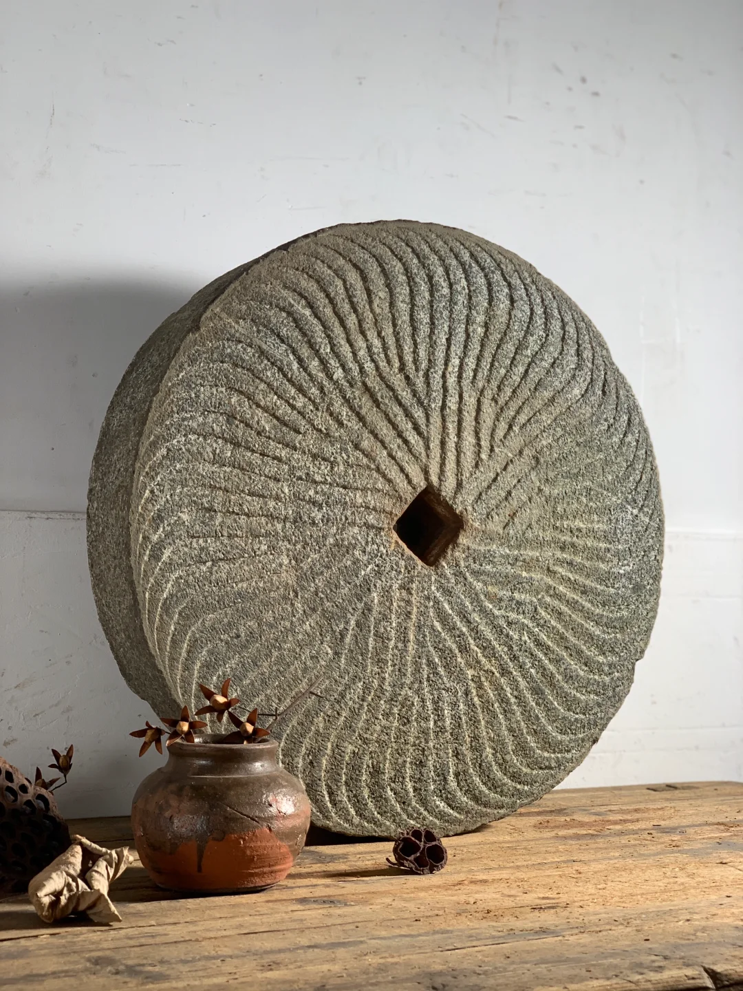 石茶台、风化青麻石磨盘；民宿茶室侘寂摆件。