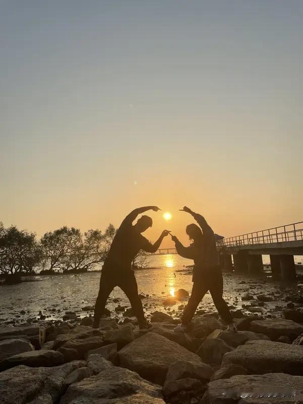 “三慢”体现稳重耐心：性子慢，遇矛盾不急躁，接住对方情绪；动作慢，生活细节不敷衍