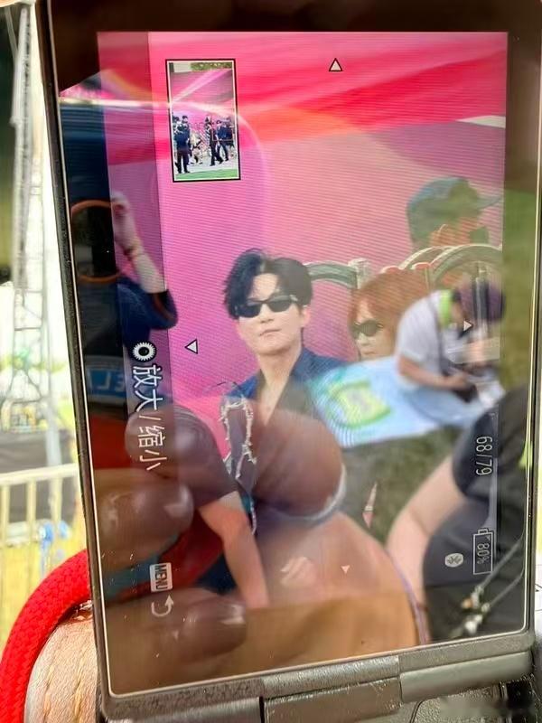 时尚芭莎红毯墨镜蓝西装生😎燥候红毯！ 深V啊啊啊啊小梨出门在外就这样[捂嘴哭]