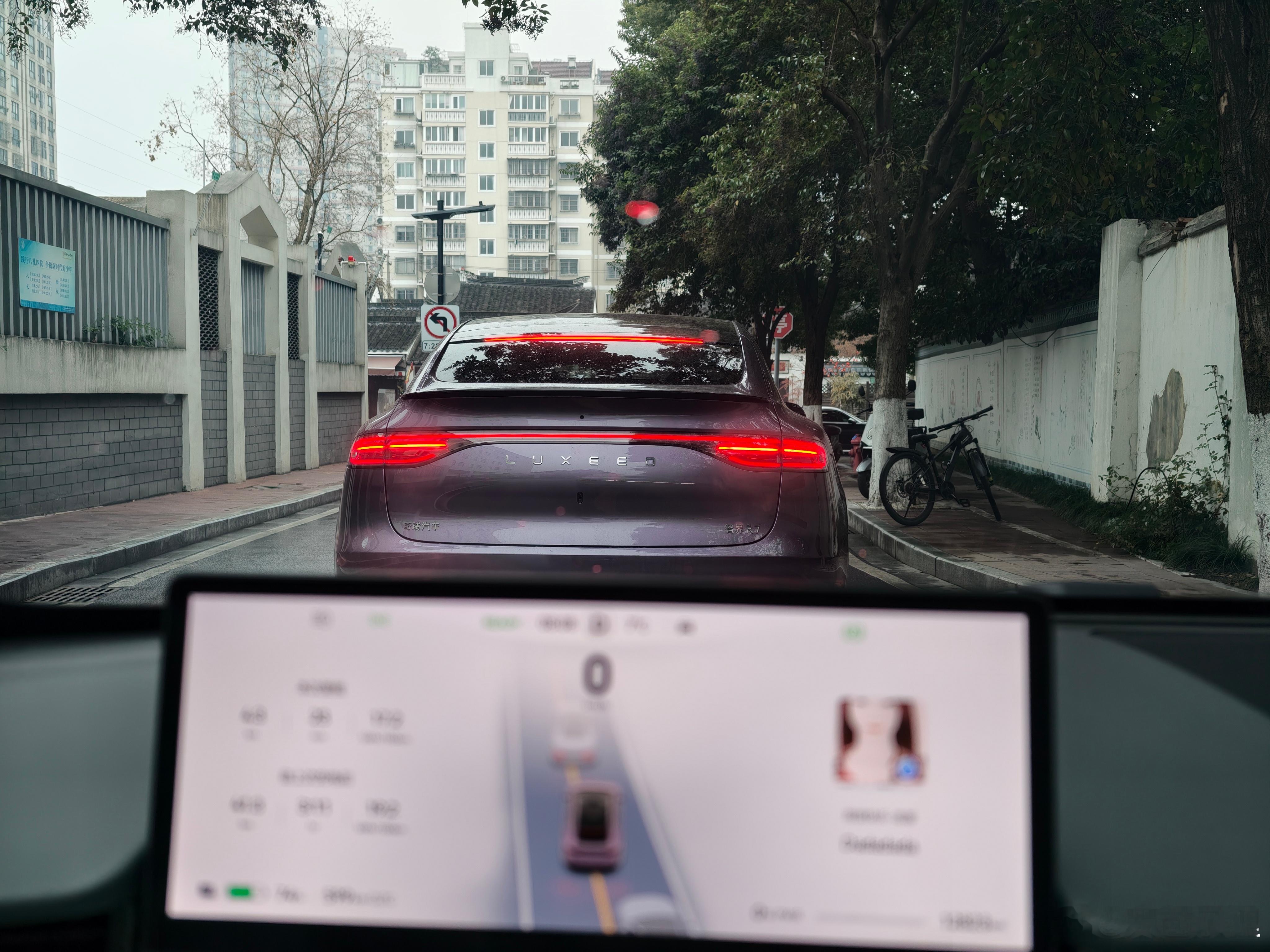 哈哈哈，这不是巧了吗？同色系同款