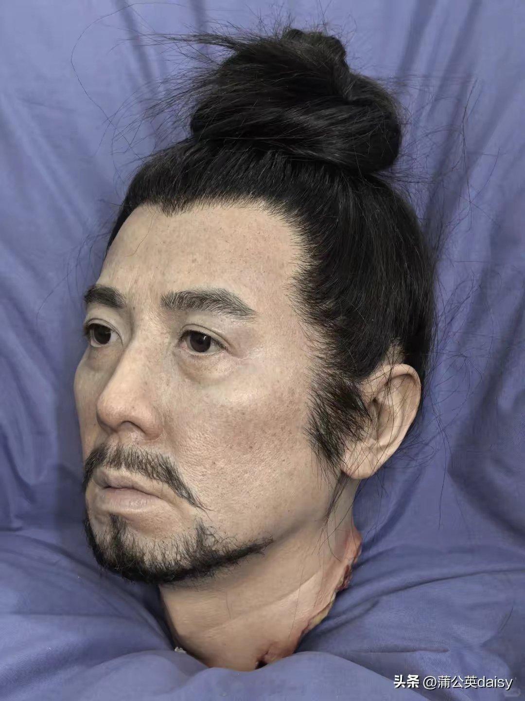 我以为是保剑锋穿绿衣服蹲地上拍的，没想到是假的。何承训端着水丘公的头颅来找九郎的