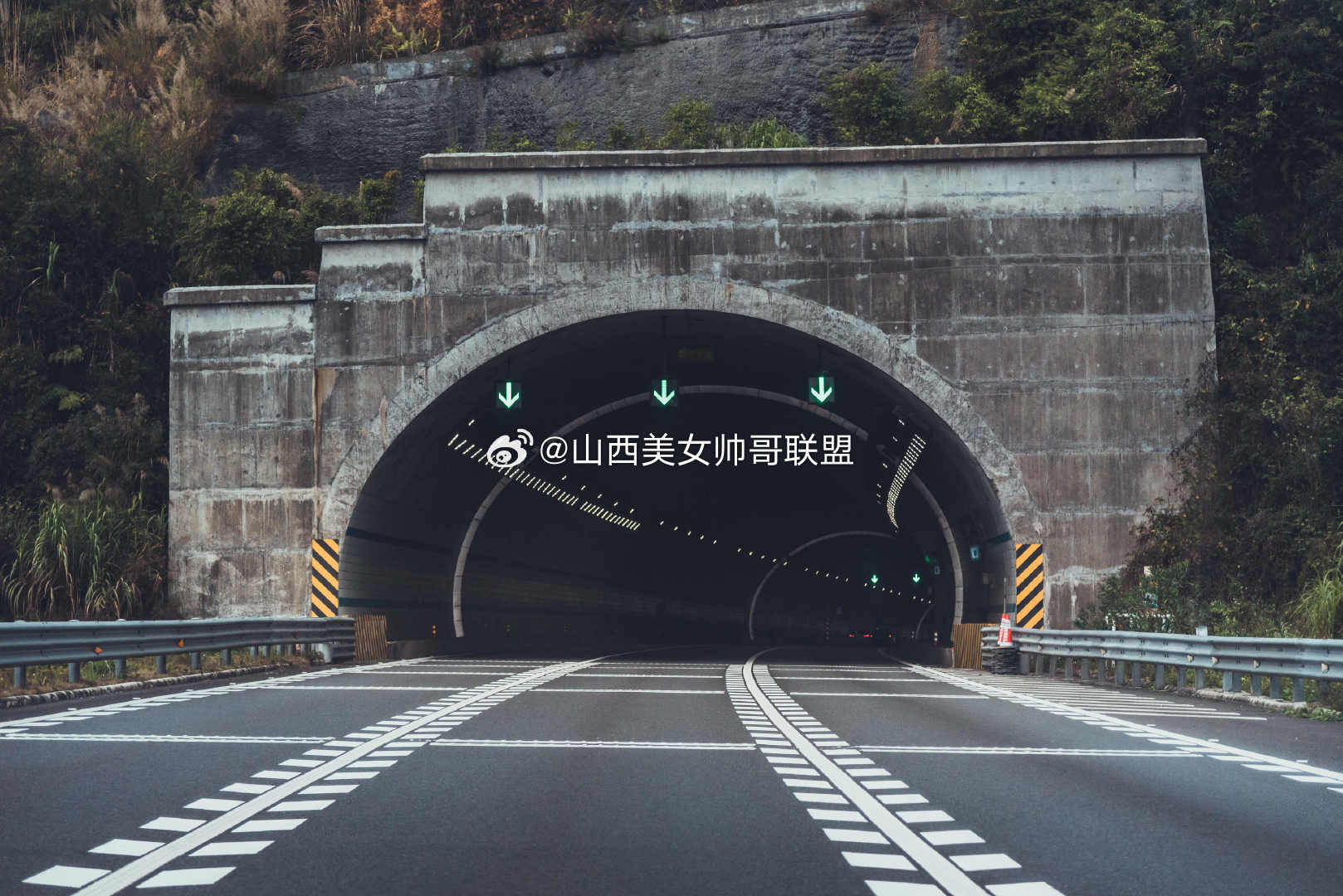 山西在建最长的高速公路隧道贯通   山西在建最长高速太岳山隧道顺利贯通，施工面临