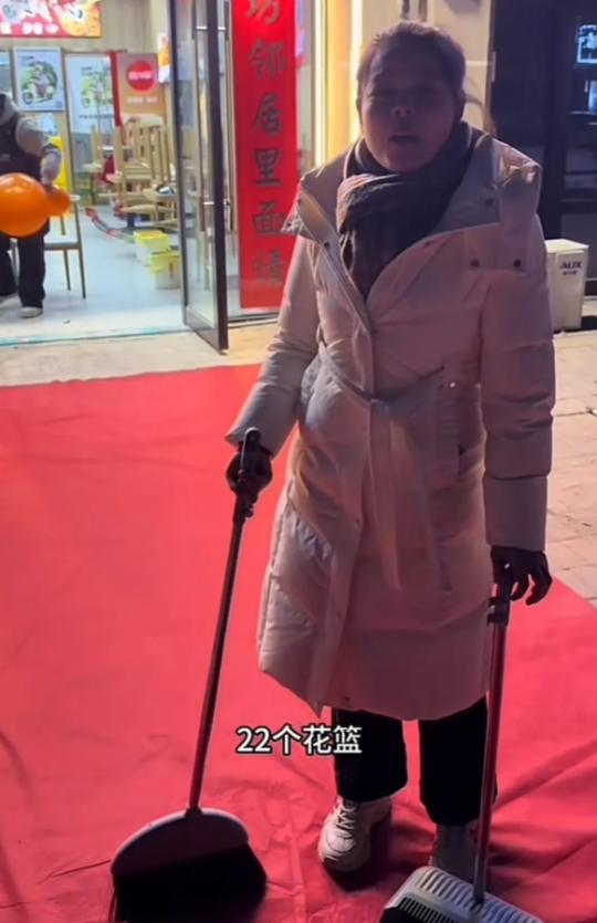 那个背着孩子送外卖的单亲小朦妈，新店开业当天早上，发现 22 个开业花篮全部被偷