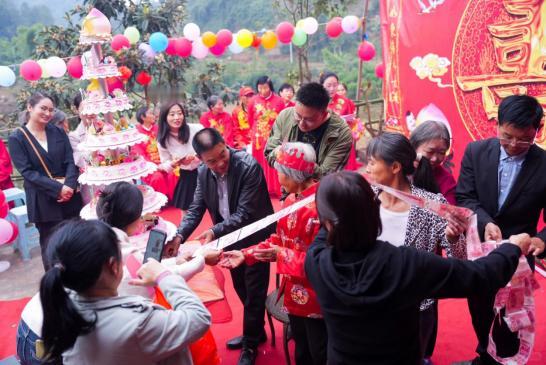 前2天奶奶80岁寿宴，宴堂兄开着比亚迪仰望U8回来，包了一个5000的大红包做寿