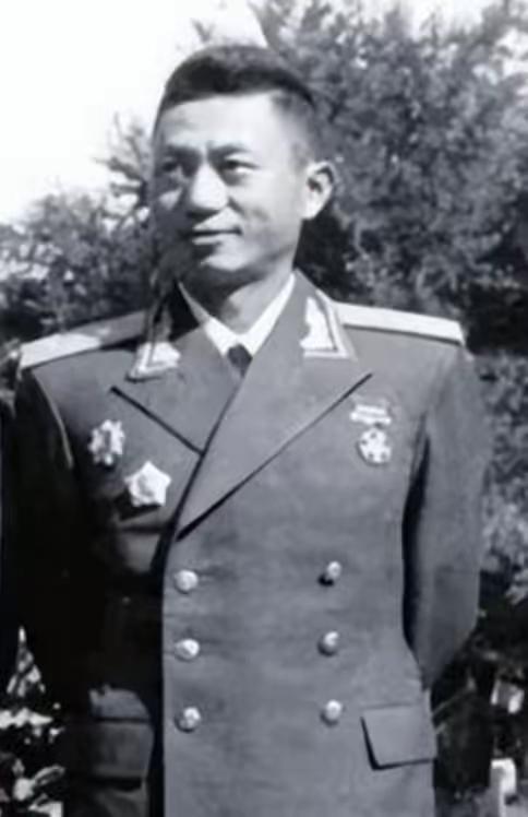 黄汉基的故事太让人动容。他出生于福建长乐的海军世家，祖父、父亲都与海军渊源深厚。