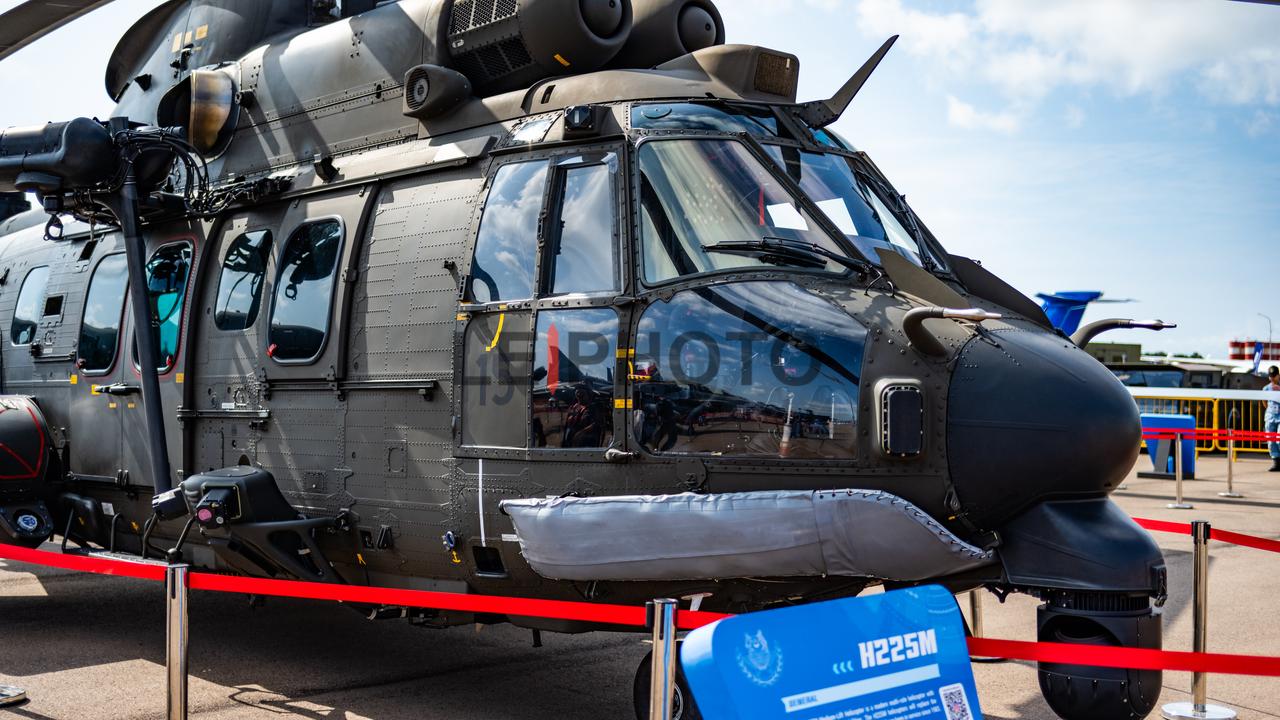纯纯的法国货，H225M绰号“狞猫”。机头下面那块浅色的“布”是救生筏，据说落水
