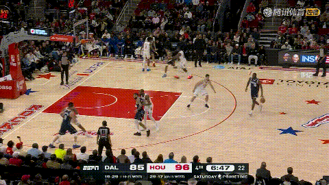 独行侠球星汤普森真是太不给好兄弟杜兰特面子了！在今天独行侠客场挑战火箭的比赛中，