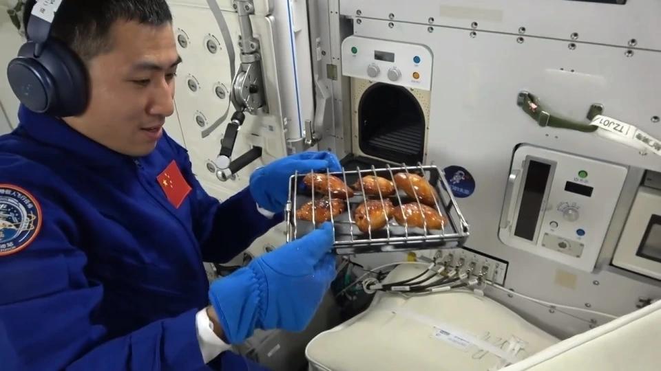 中国空间站迎来了一项令人振奋的突破——我国自主研发的首台太空烤箱正式投入使用。这
