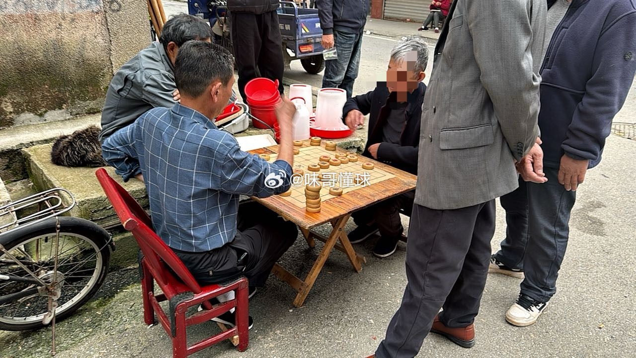 农村路边棋局，老年生活闲情逸致 