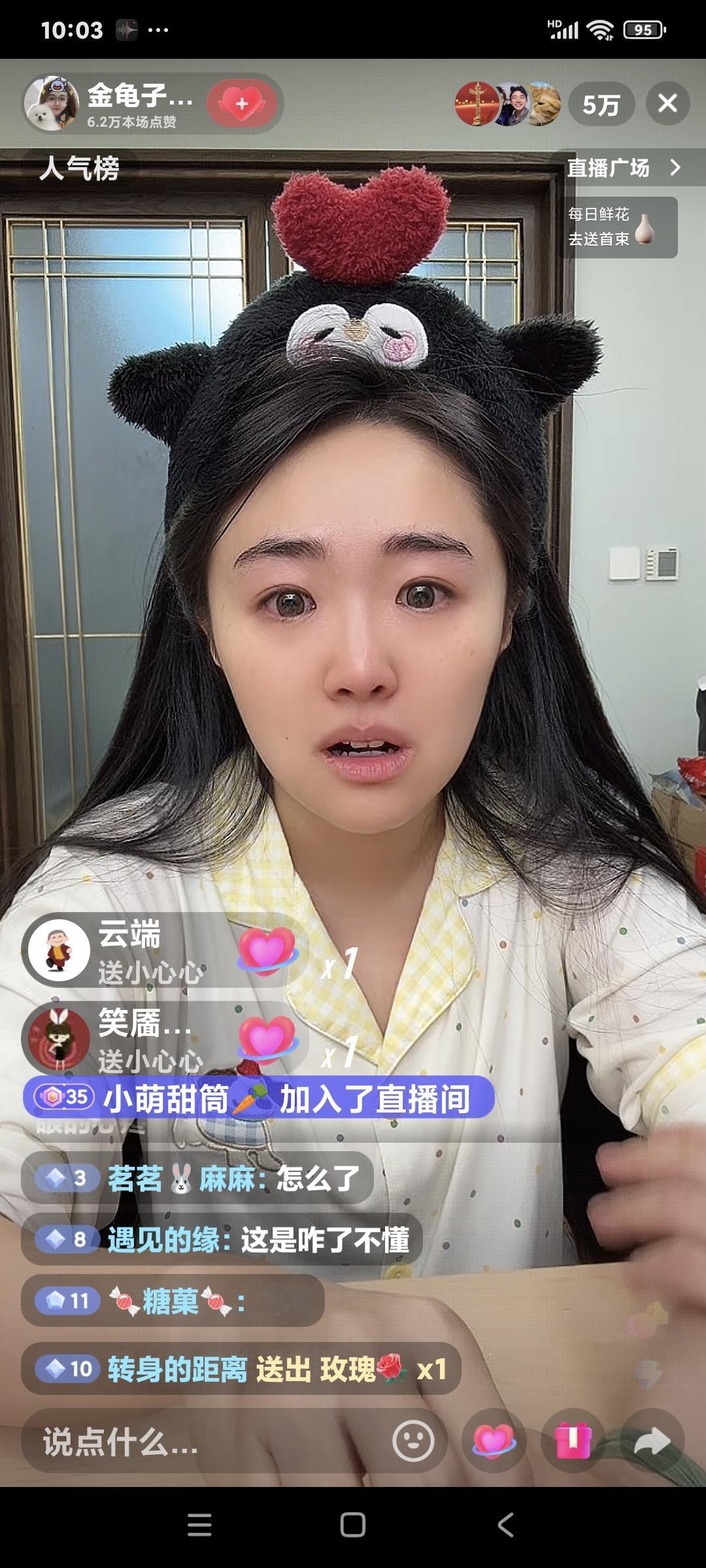 金龟子的娃娃今天终于直播了。

王逸宸开播时状态就很不好，脸色苍白，说话声音也很
