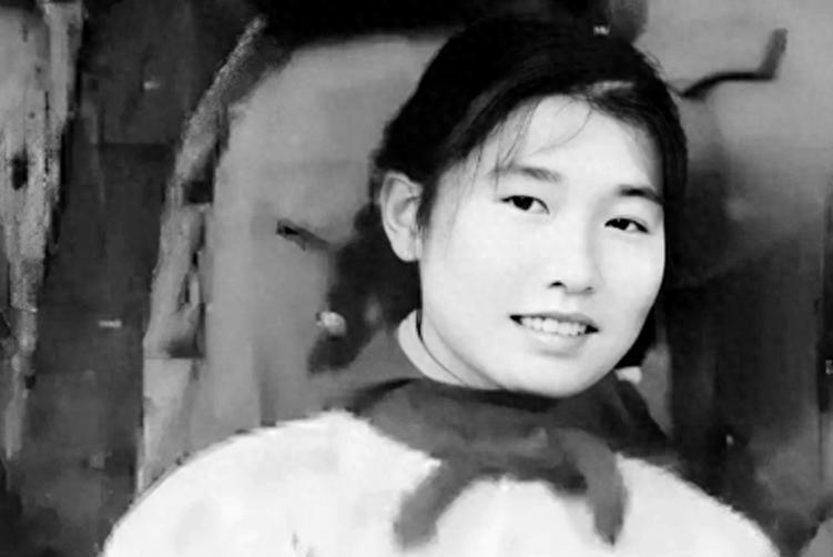 农村小伙娶下城里女知青，陪妻子回老家时看到岳父照片，提出离婚让人深思！

197