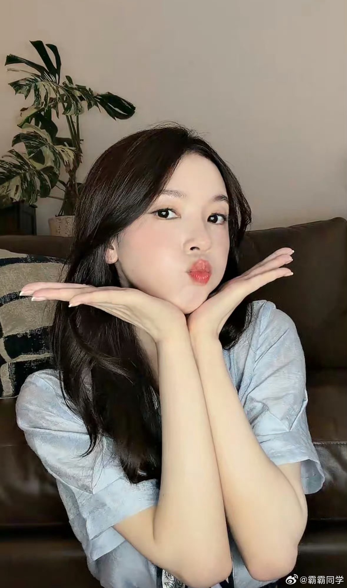 陈瑶出道十一周年直播陈瑶就这样萌萌地秀肌肉 十一周年直播诚意满满，对着粉丝温柔唱