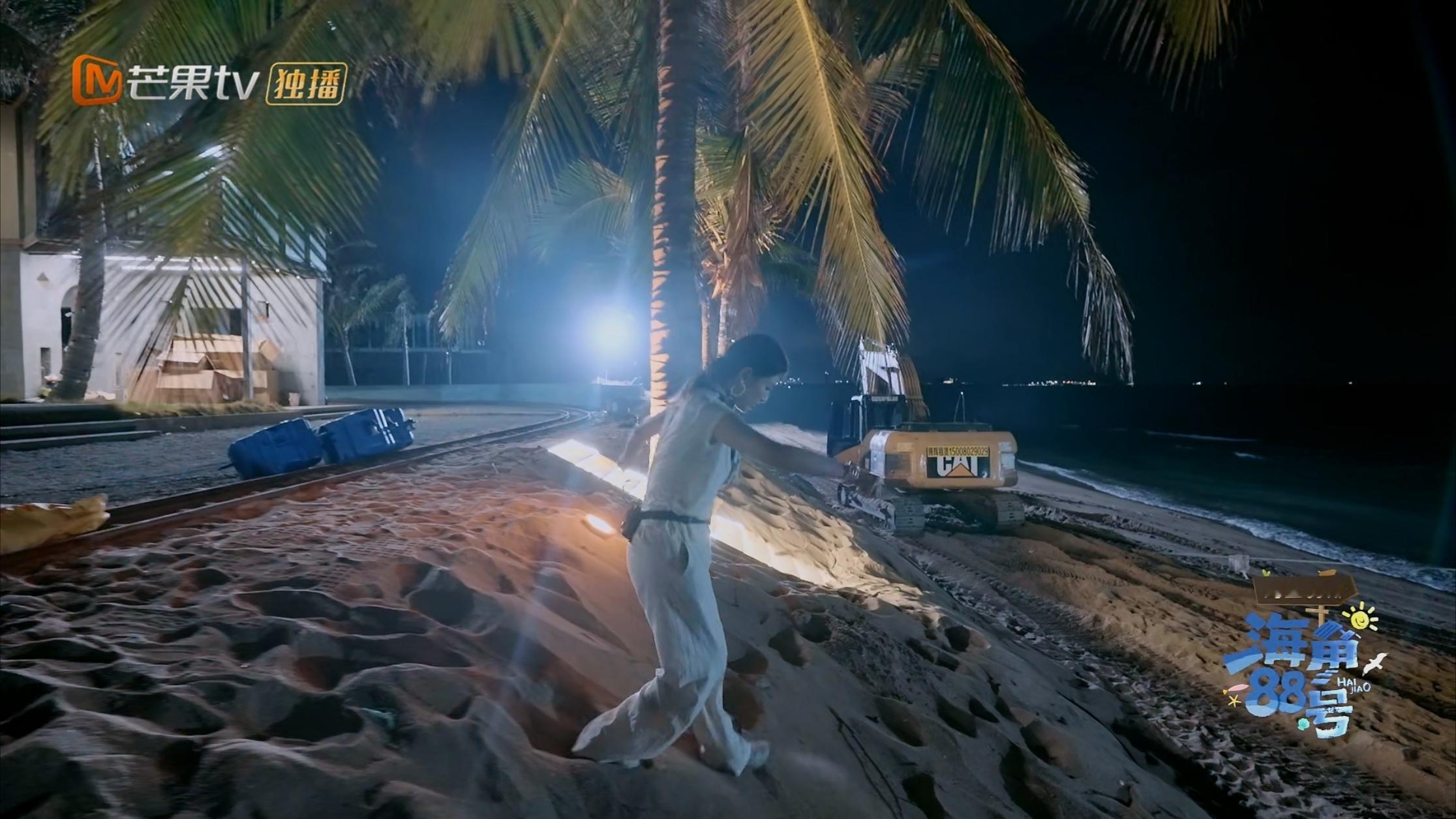 刘涛是真不走寻常路楼梯离她一米远，还是要往沙子里走深一脚浅一脚，鞋里裤里全是沙