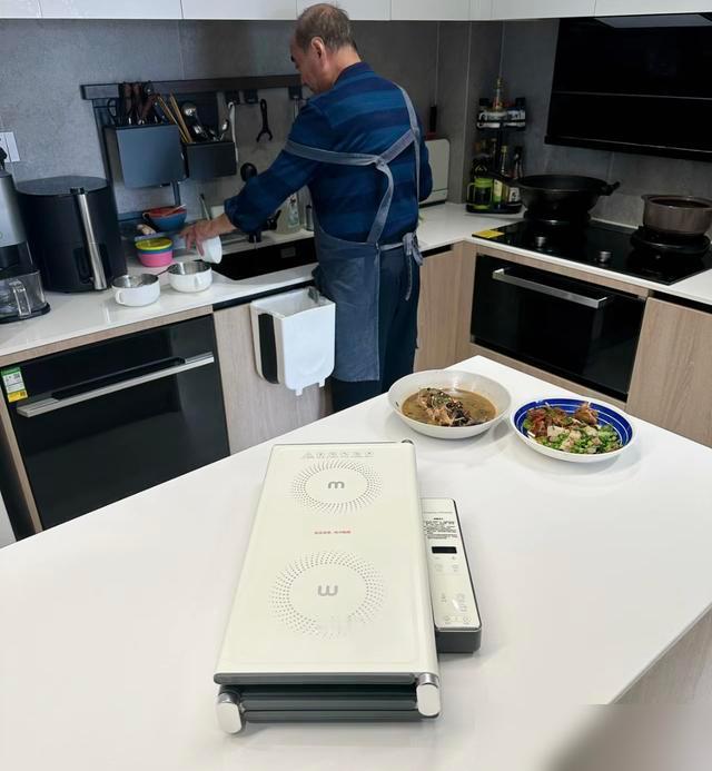 昨天给我妈套护膝时，她摸着腿笑：“这比我当年缝的棉裤还贴腿！”我突然红了眼眶——