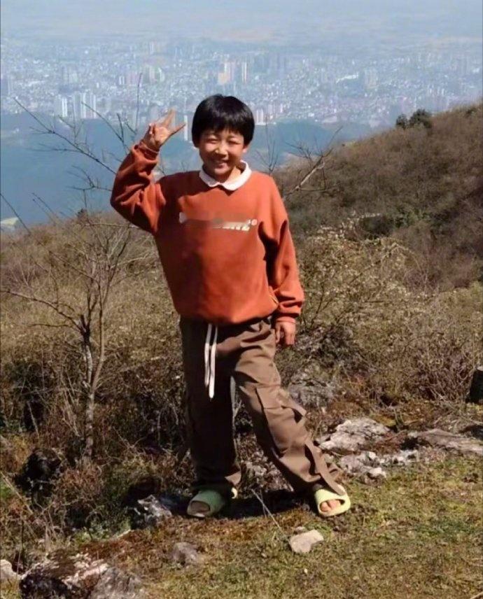 【曲靖12岁男孩在外婆家独自爬山后失联，上百人搜山2天仍无其音讯，男孩父亲发声求