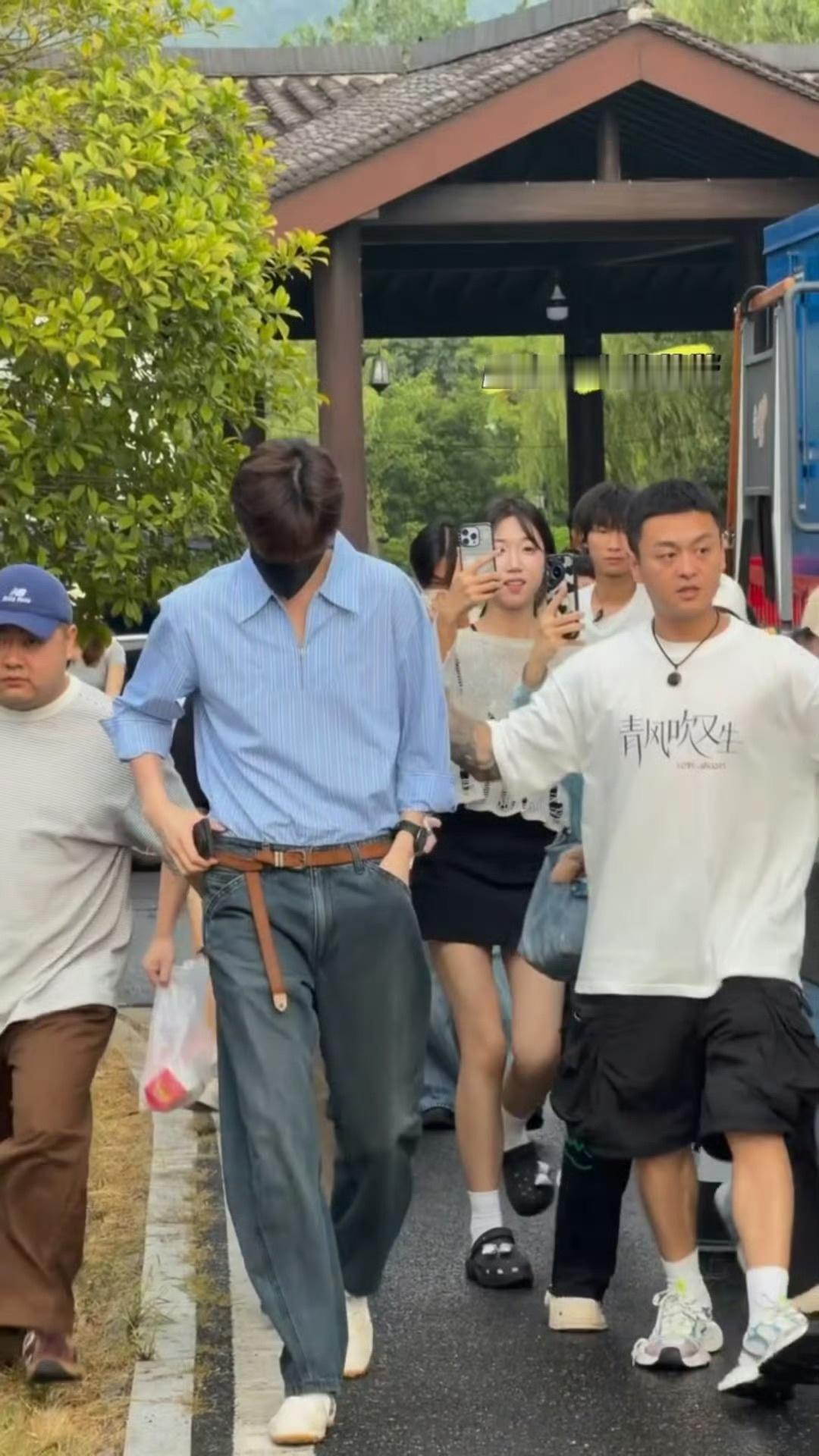 胡一天给田曦薇从韩国带了草莓牛奶俩人关系就这么好！胡一天探班田曦薇给她从韩国带回