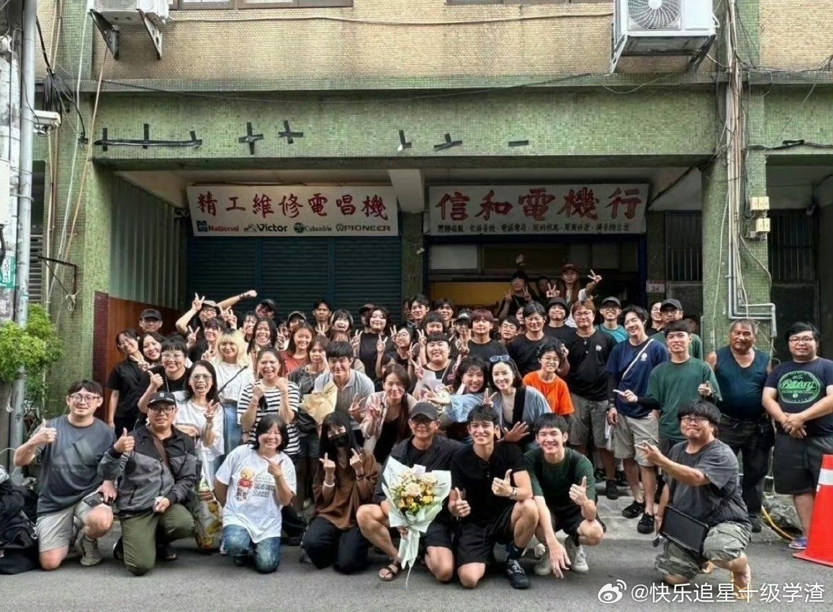 黄旭熙新戏杀青黄旭熙新戏杀青合照黄旭熙新戏杀青合照，呃…鹅鹅鹅 ​​​