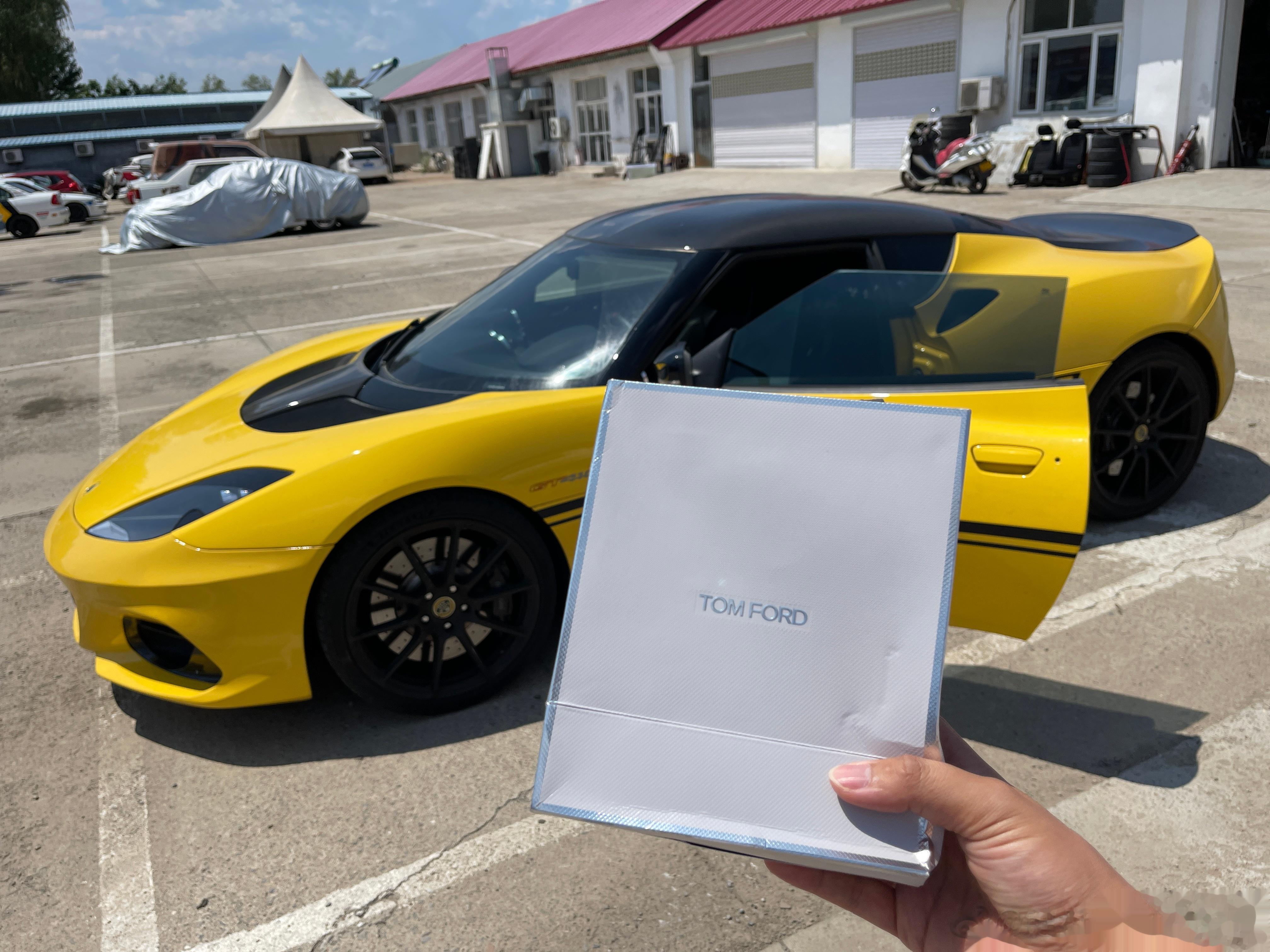 有粉丝来锐思逮我，然后我就收到了人生中第一瓶香水，fuck fabulous..