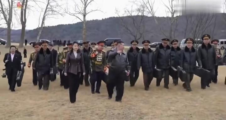 “上有所好，下必效之”在朝鲜高层着装方面体现得淋漓尽致。之前朝鲜劳动党七大开幕，