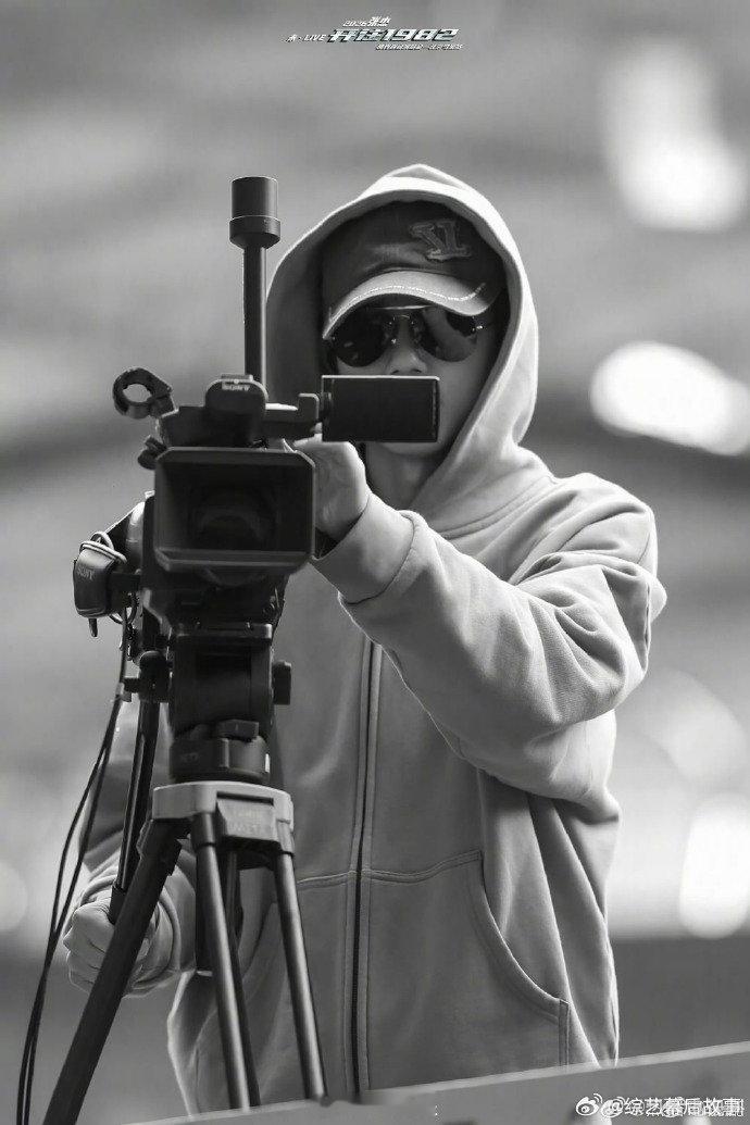 张杰晒粉丝对于演唱会的评论张杰用舞台回应热爱，用歌声传递力量，和星星们的双向奔赴