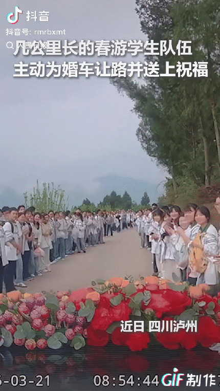 “火到人民日报了！”近日，四川泸州，新人婚车行驶途中，恰好遇到几公里长的春游学生