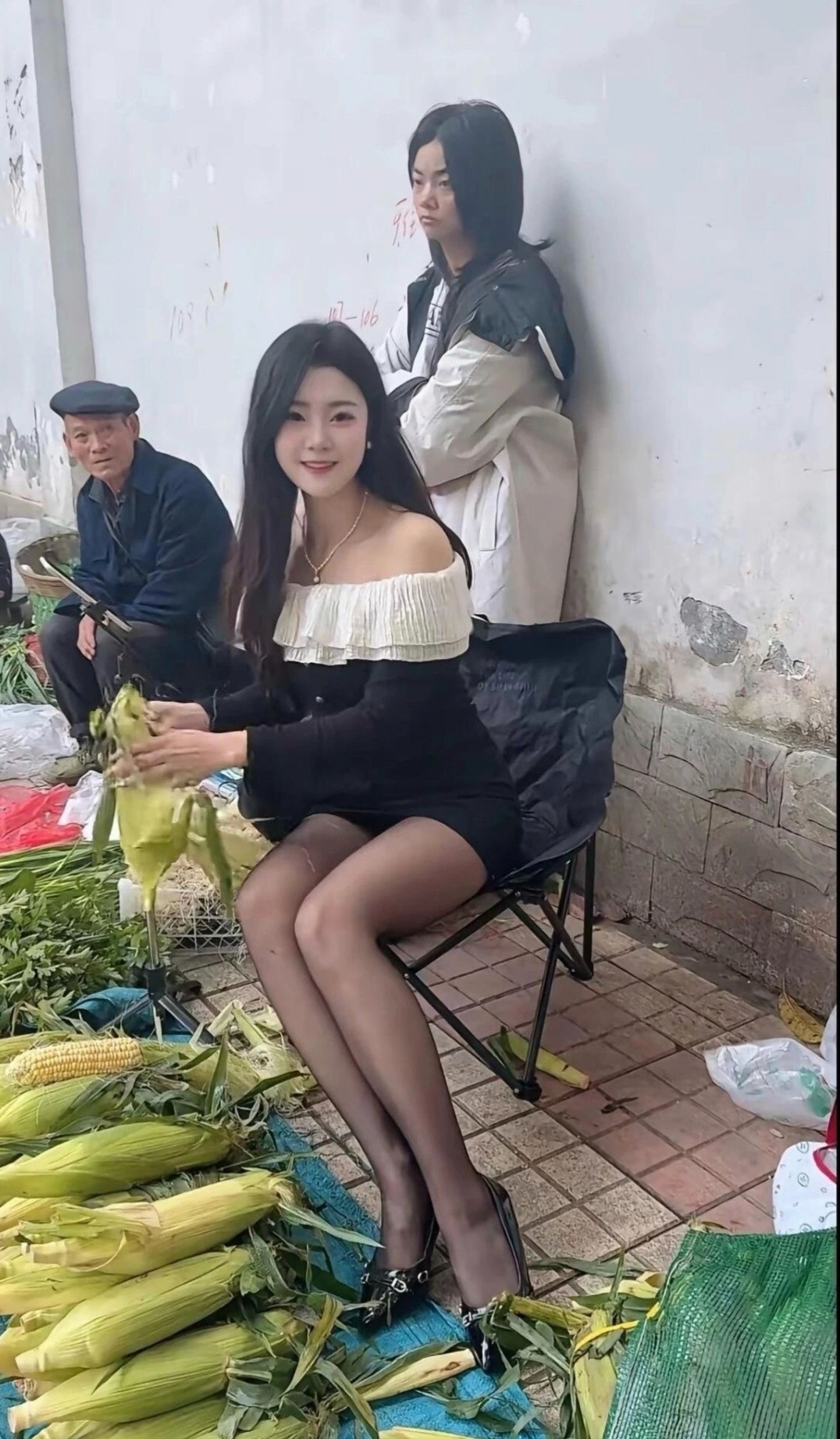 大爷这心思也没在卖菜上啊 