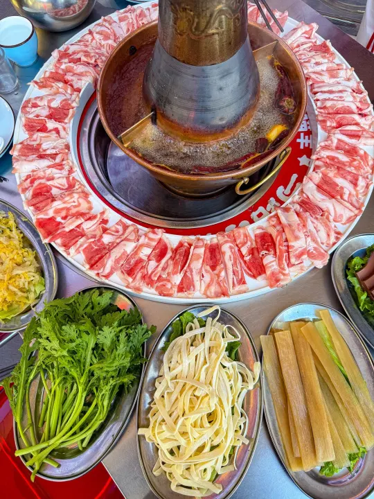 开在深圳马路边的铜锅涮肉，烟火气十足！