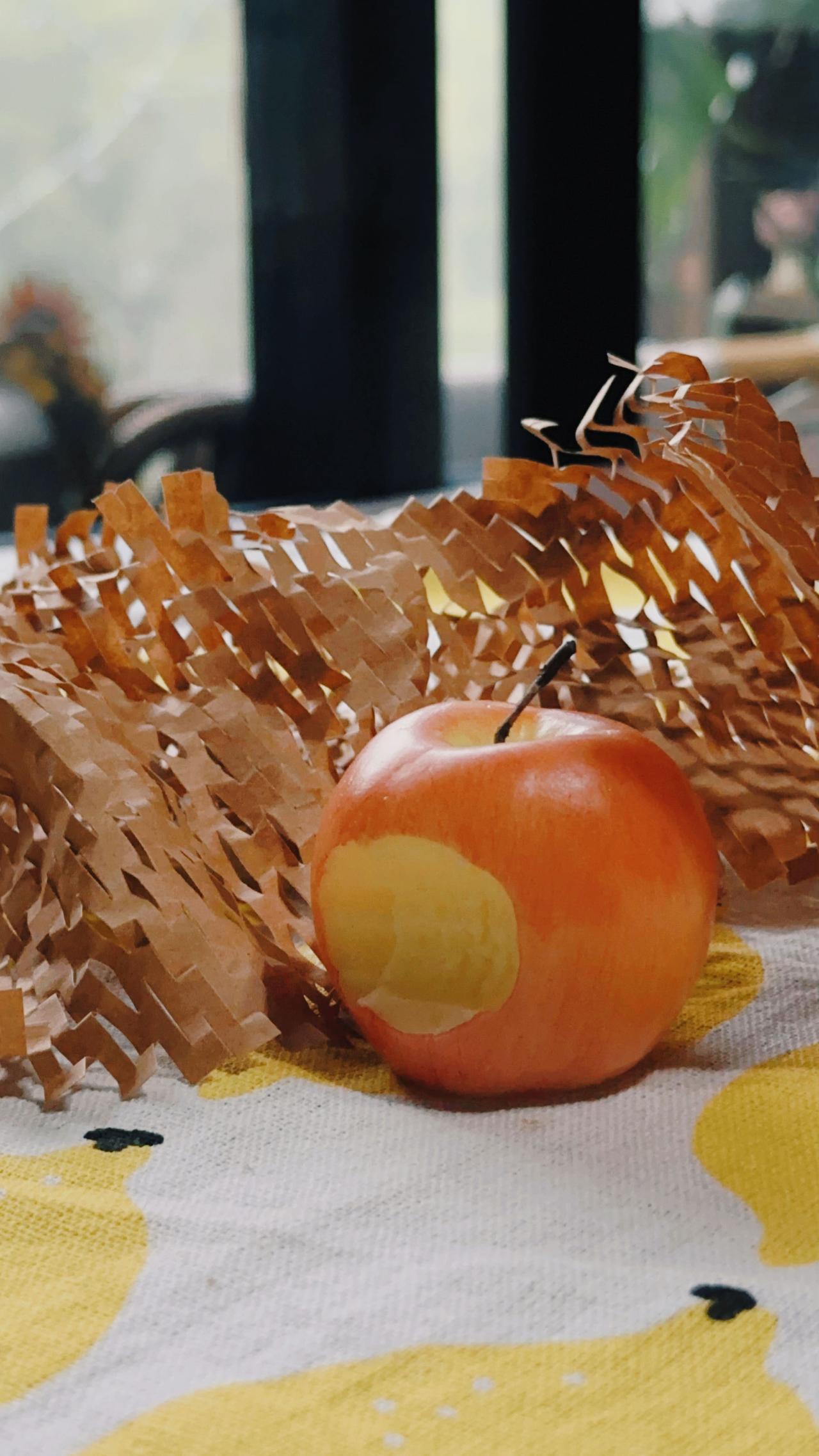 我买了一颗苹果的香薰蜡烛

很精致的一个小苹果

他的前调是苹果皮，苹果叶
中调