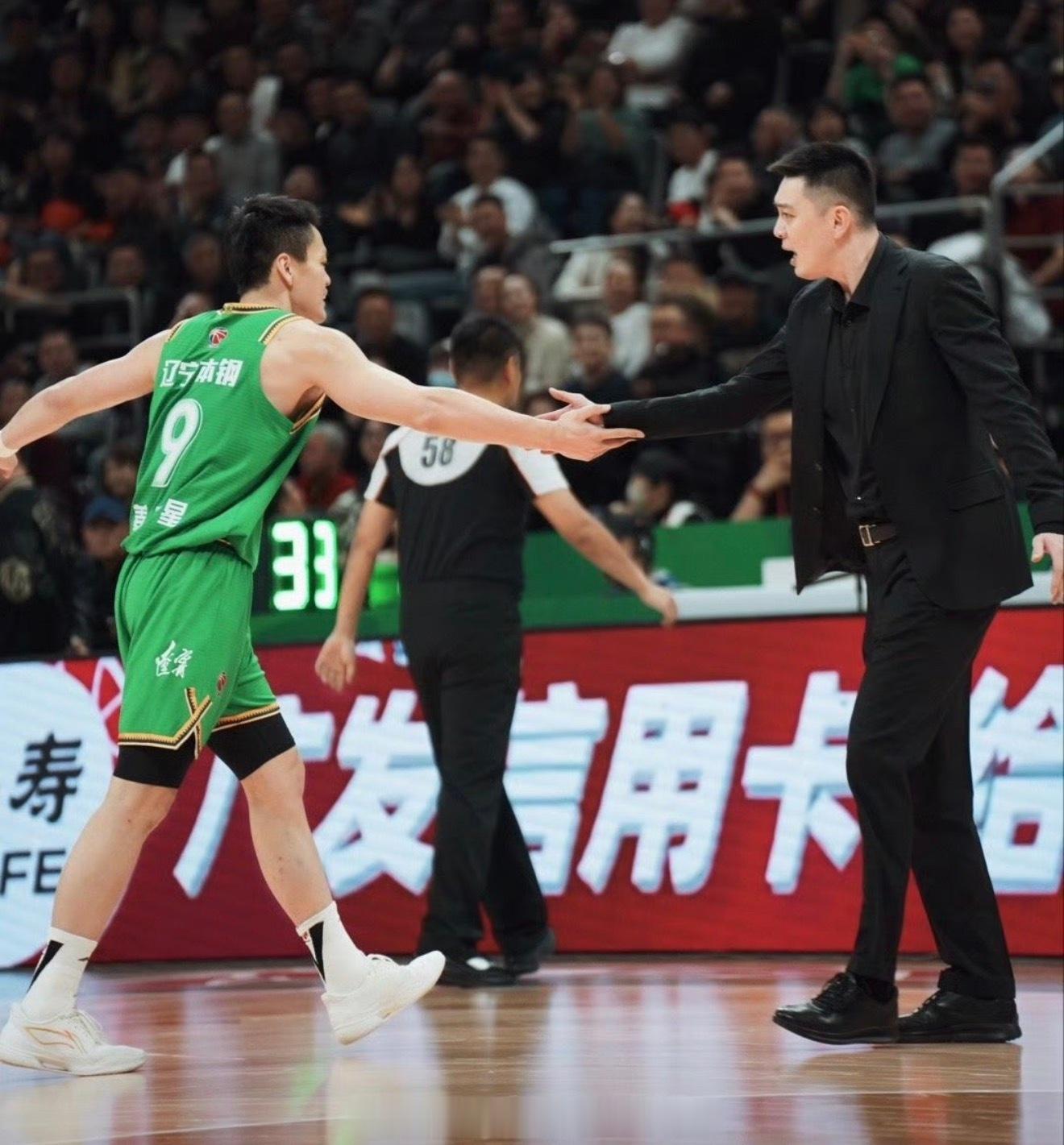 辽篮主帅杨鸣在新闻发布会上再次感谢球迷：我始终跟队员们强调一点，我们把辽宁扛在肩