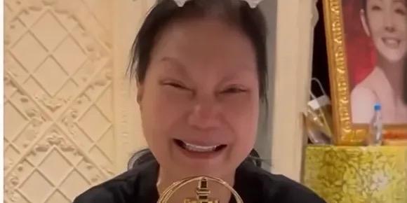 2025年12月10日晚，小S在个人账号分享把金钟奖奖杯送给S妈黄春梅的视频，以