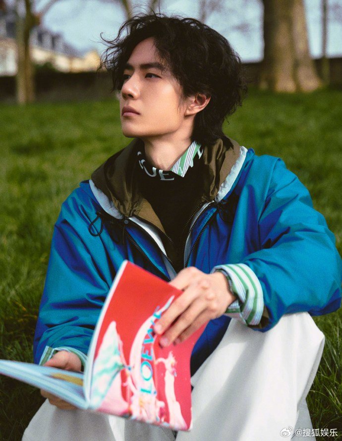 巴黎时装周看秀造型图释出，一眼锁定巴黎春意中那抹独特自在的蓝！期待一博稍后的秀场