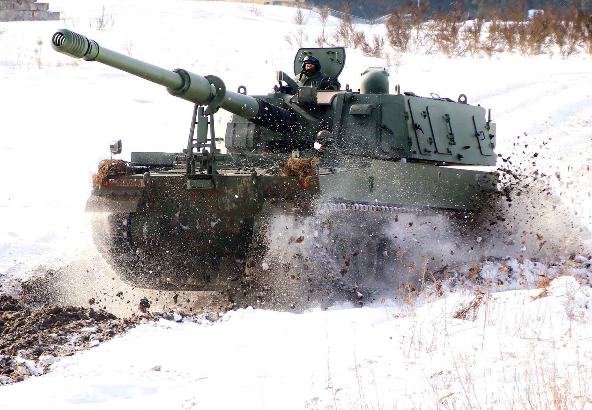 飞扬军事 波兰陆军第16机械化师第1炮兵团K9自行火炮分队今日展开冬季训练。在冰