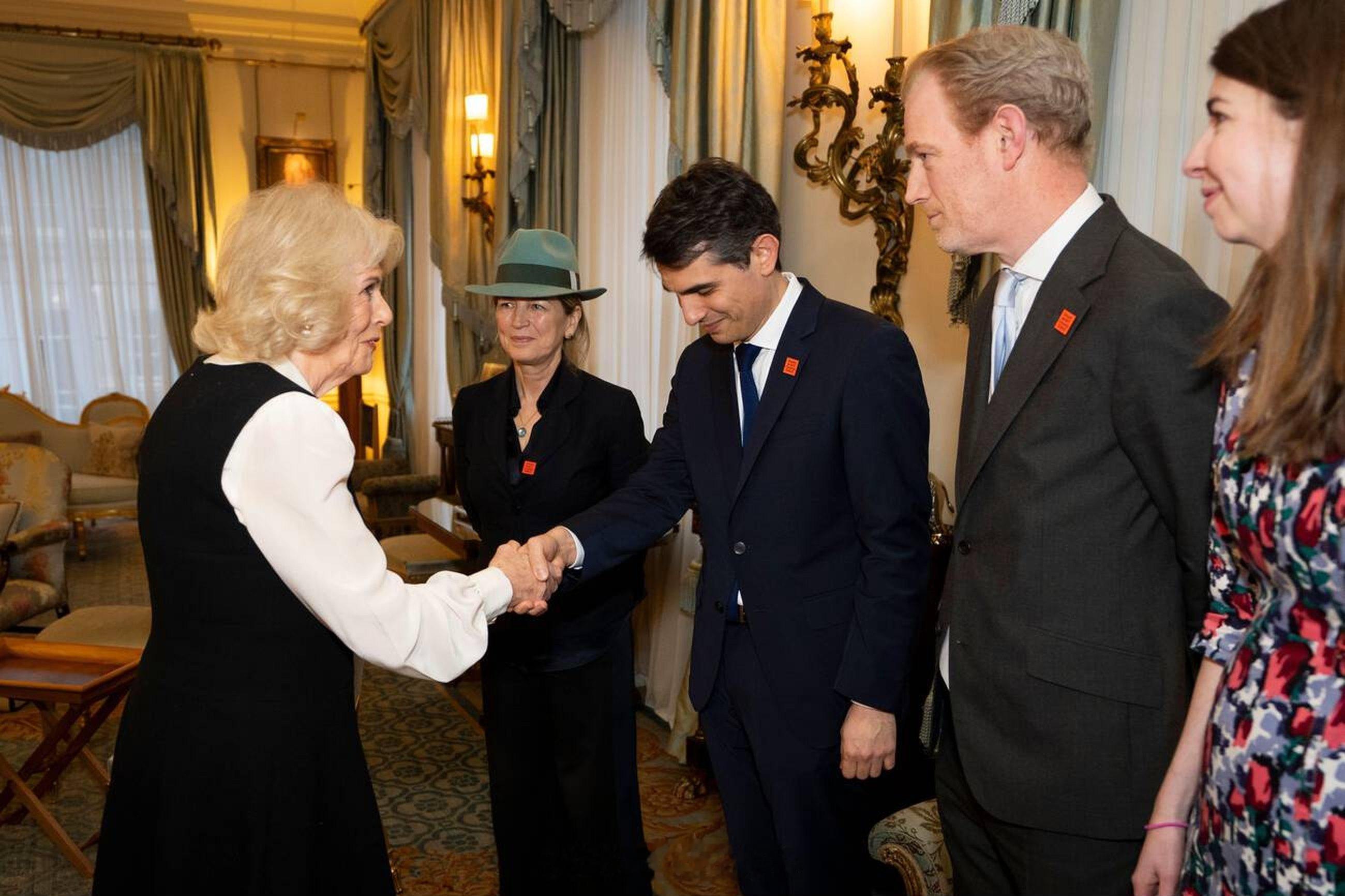 卡米拉王后  2026年2月23日，卡米拉王后在伦敦克拉伦斯宫会见性暴力幸存者G