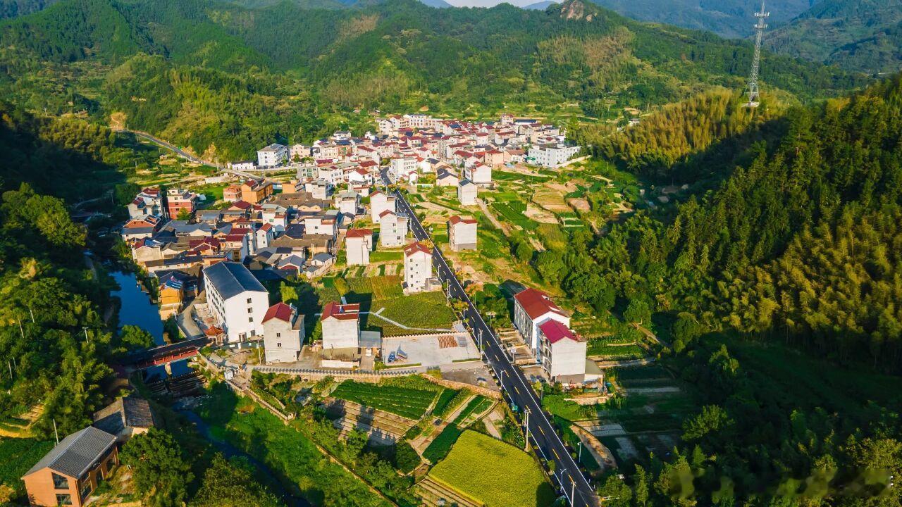 莲都区滴双线“美丽公路”以路为引，实现城乡发展“一路畅融”，形成更具有多元特色的