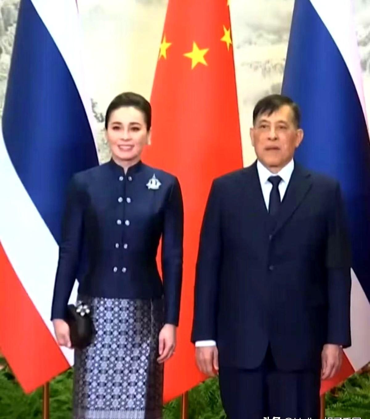 一场国王与王后访华，苏提达王后的每一个细节都在无声中讲述着魅力。

她的仪态、气