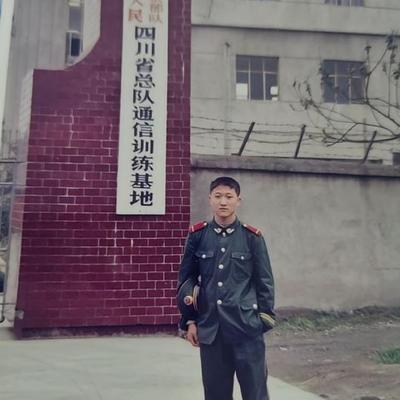 18岁少女被3名壮汉挟持，就在她向同车武警求助时，武警却将头扭向一边，继续“睡觉