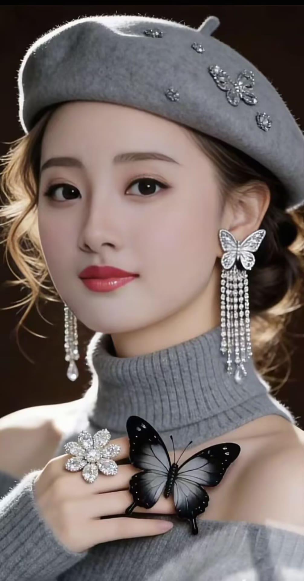 优雅灰调穿搭，蝴蝶配饰点缀，尽显浪漫风情