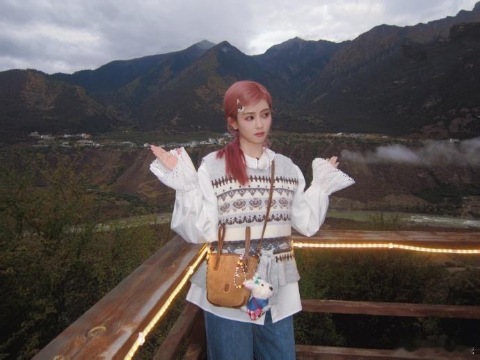 白鹿与小美 ccd 的适配展现出优质出片能力，画面风格简约却不失格调，镜头捕捉的