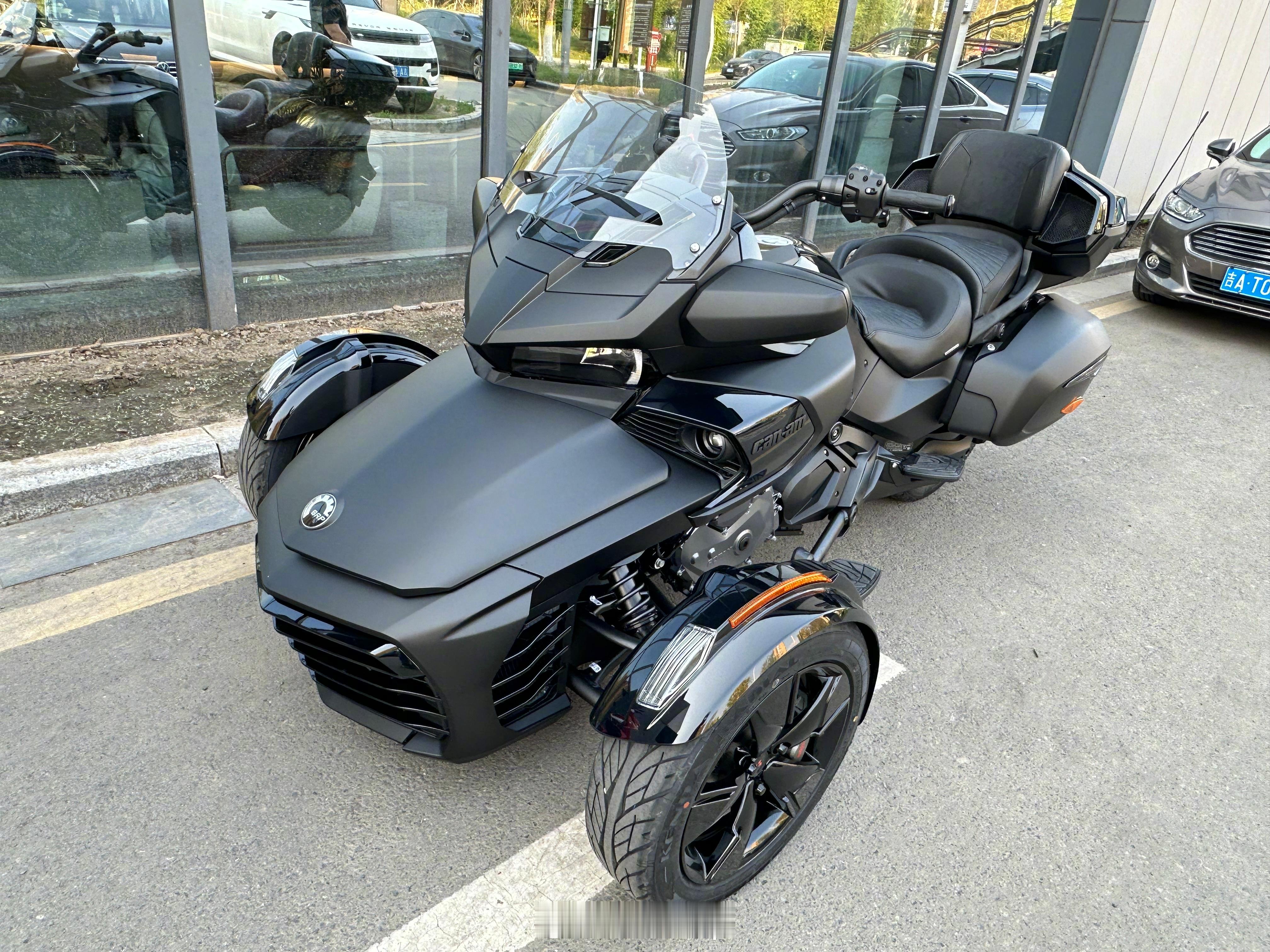 喝杯咖啡，出来看到这三个摩托车，有没有排面？  ​​​