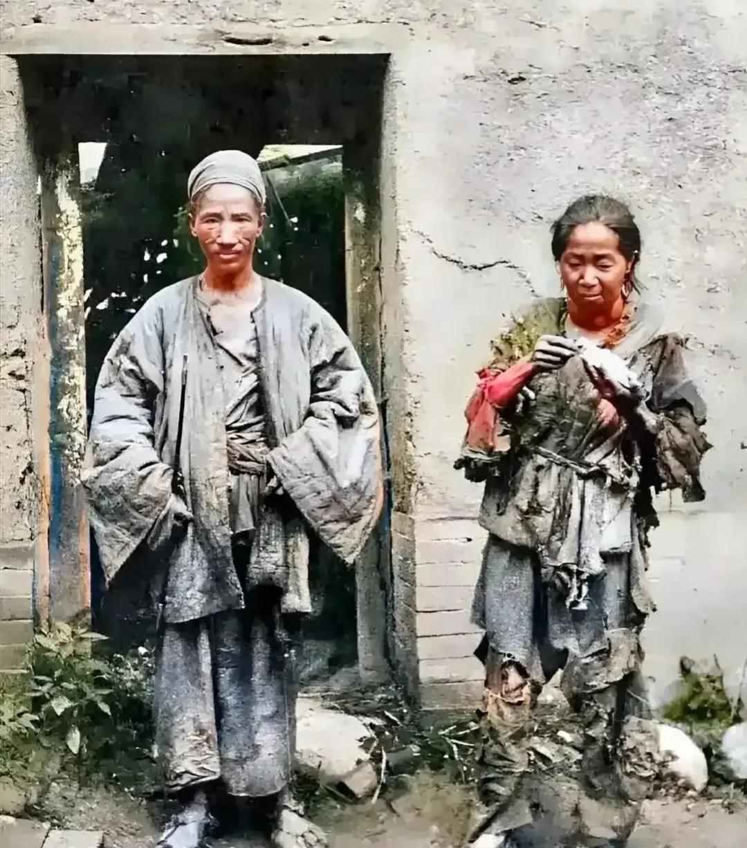 1921年，甘肃农村的一个赤贫家庭，在那个年代可谓生活艰辛。尽管如此，他们留下了